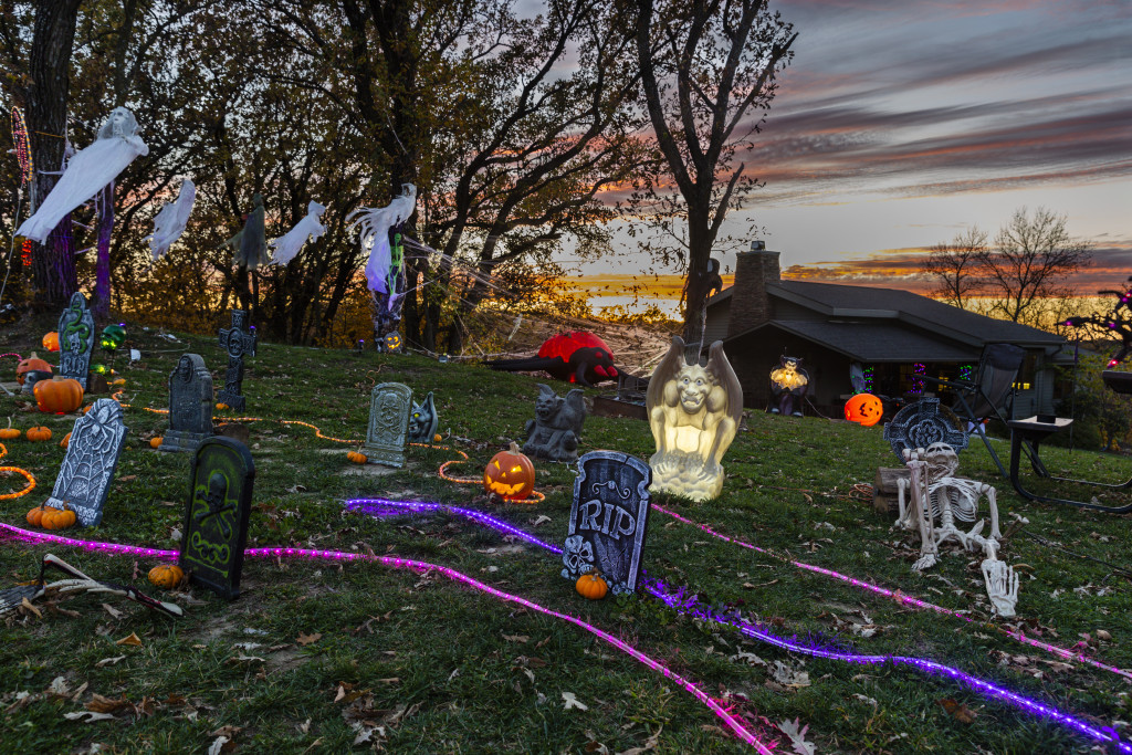 A mini-lodge at Ponca State Park decorated for Halloween.